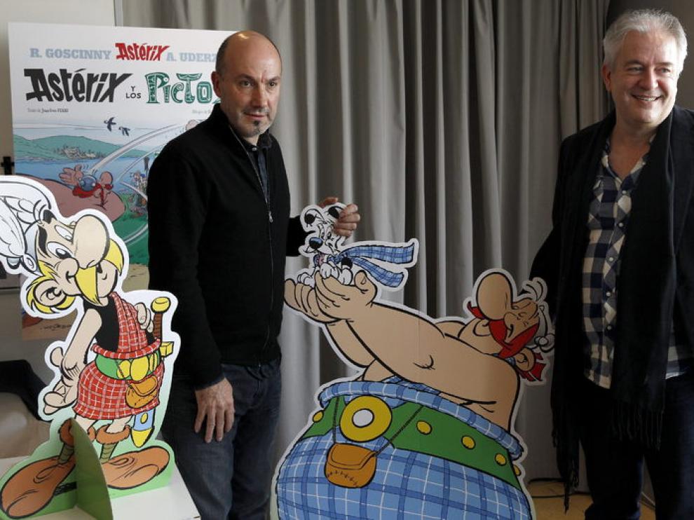 Jean-Yves Ferri (izquierda) y Didier Conrad (derecha) posan junto a sus criaturas