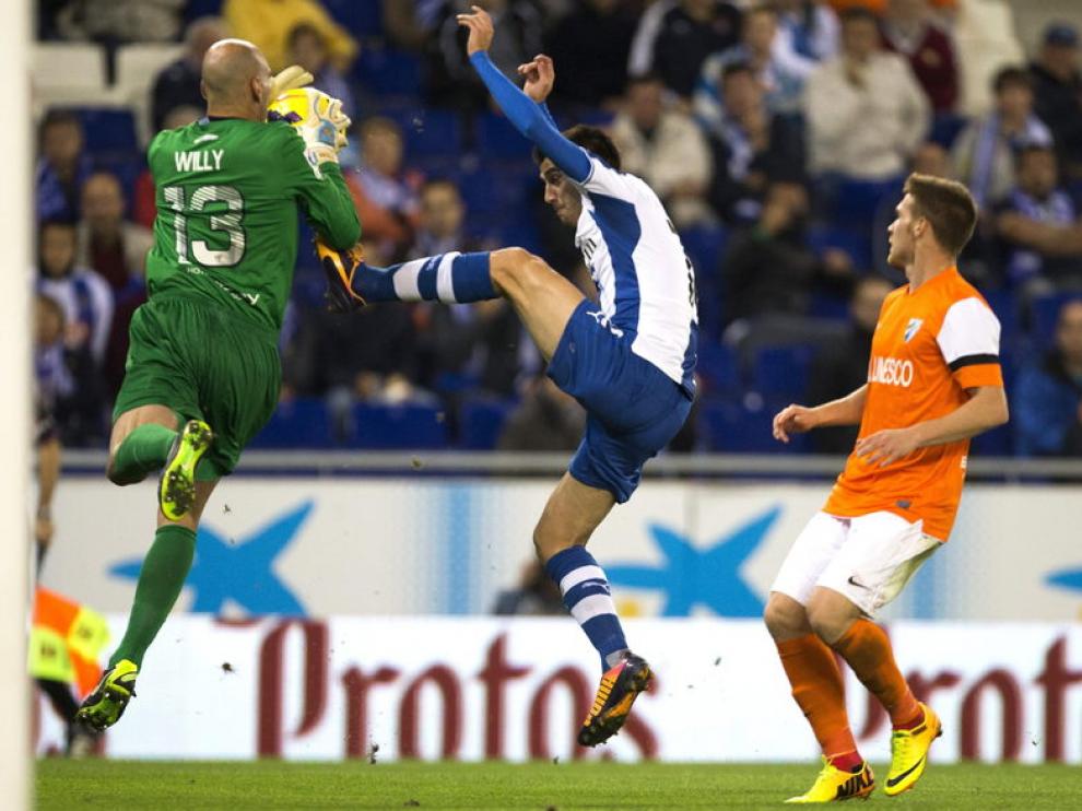 El centrocampista del Espanyol Manuel Lanzarote intenta un remate ante Caballero