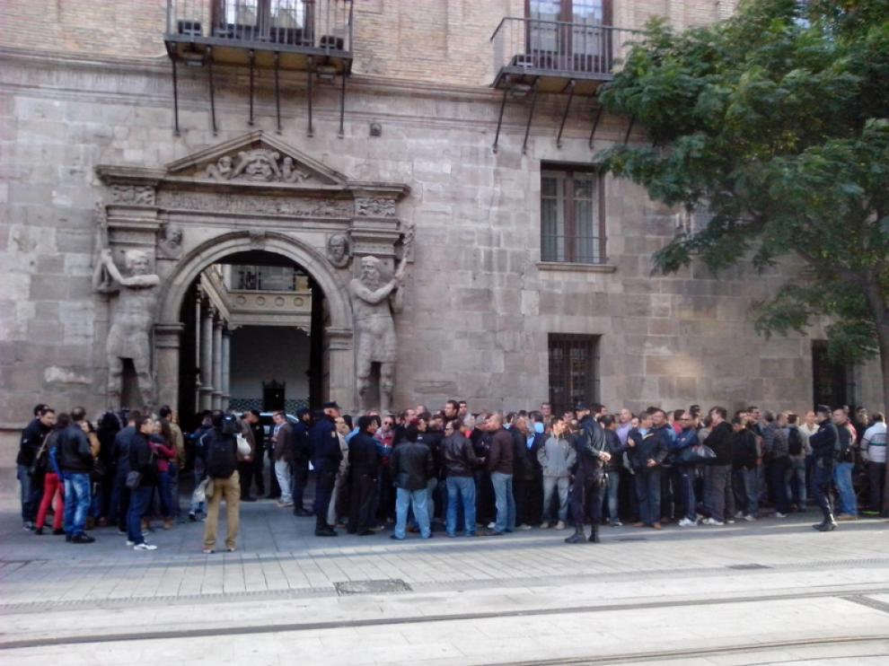 Concentración a la entrada del TSJA