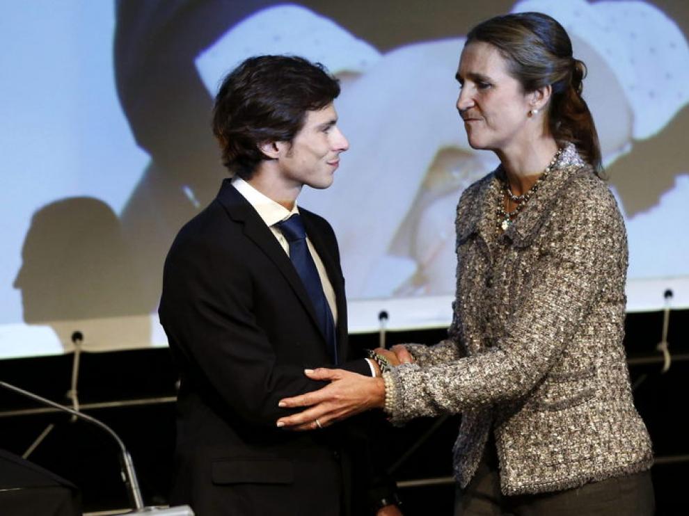 El viudo de María de Villota recoge la medalla de oro de la Real Orden del Mérito Deportivo