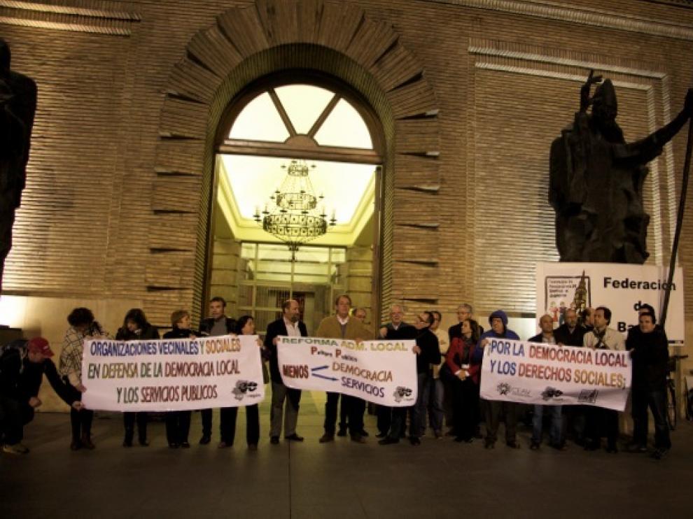 Abrazo contra la reforma local