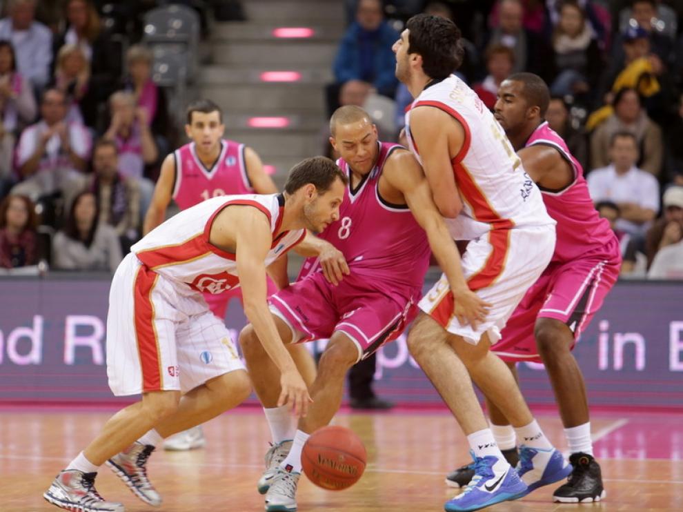 Llompart y Shermadini, durante el partido en Bonn
