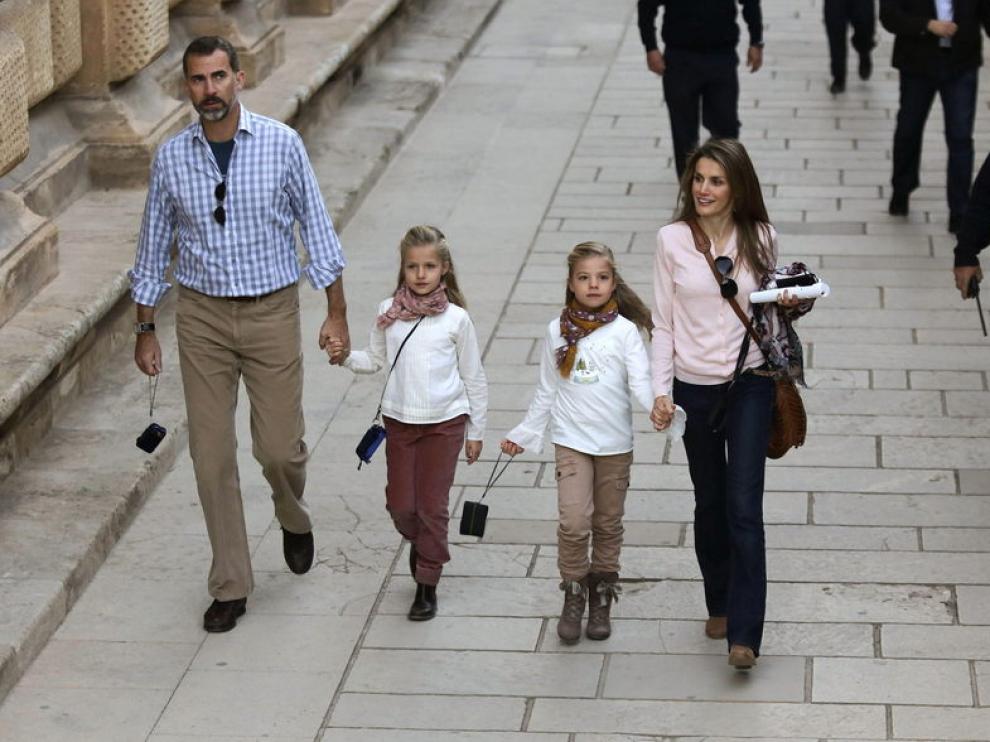Don Felipe y doña Leticia, acompañados de sus hijas las infantas Leonor y Sofía, durante una visita a Granada