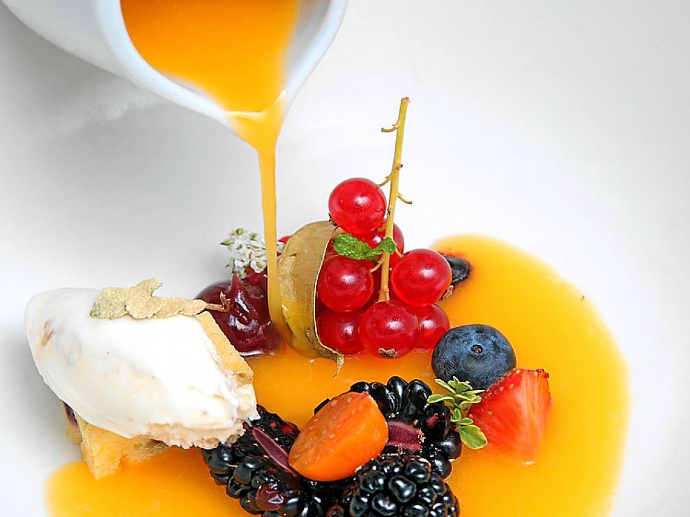Sopa de moras, naranja y frutos rojos con helado de especias