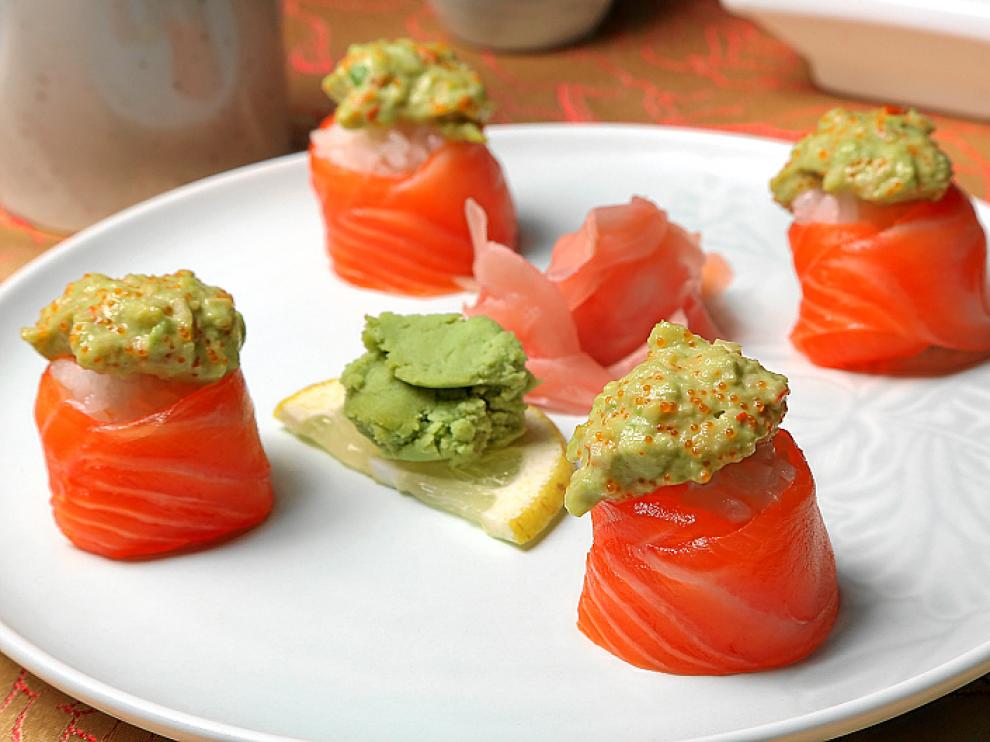 Sushi de salmón con crema de aguacate
