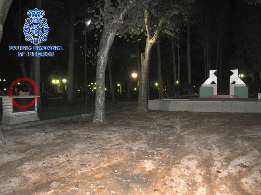 Los jóvenes dejaron la caja sobre el cuadro de luces del parque.