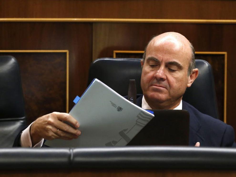 El ministro de Economía, al inicio de su intervención ante el Congreso.