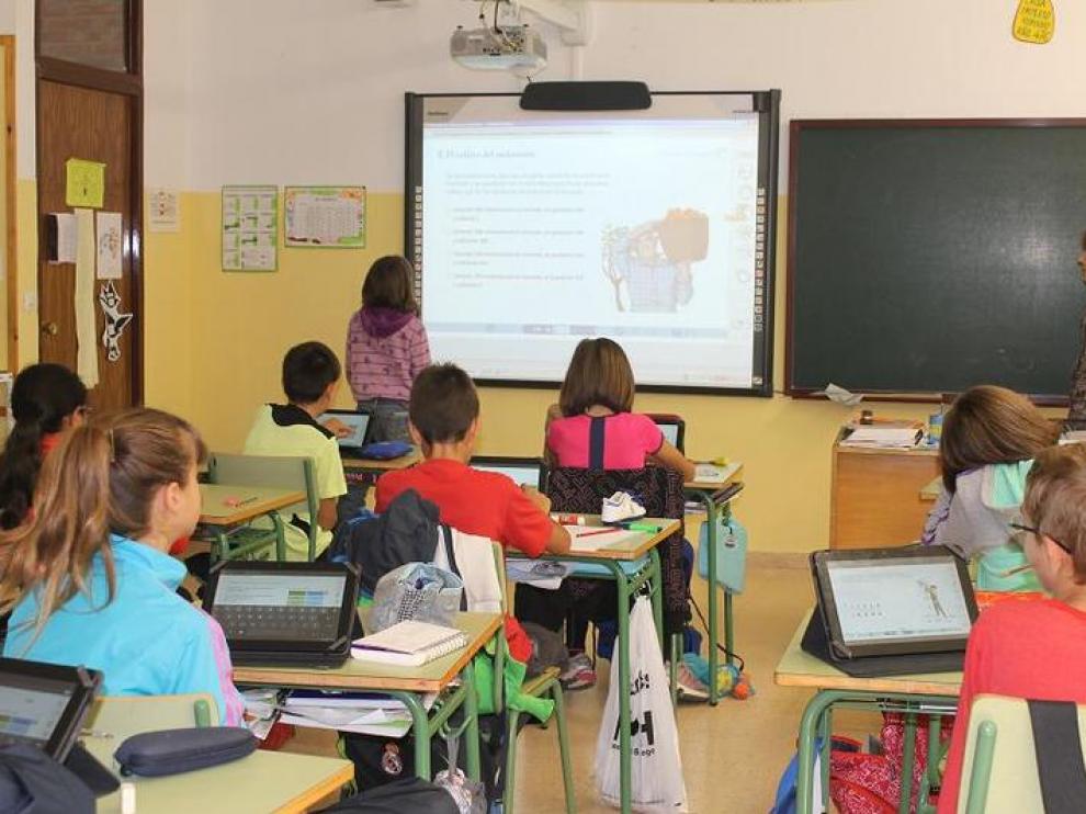 Alumnos del colegio Montecorona, con tabletas en el aula