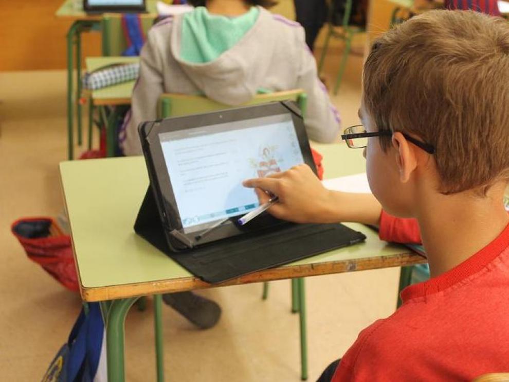 Alumnos del colegio Montecorona, con tabletas en el aula
