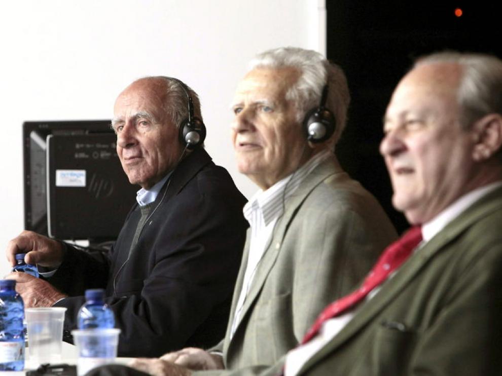 Llos tres acusados, el capitán del buque, el griego Apostolos Mangouras (i), el jefe de máquinas, su compatriota Nikolaos Argyropoulos (c), y el ex director general de la Marina Mercante José Luis López Sors, durante el juicio.