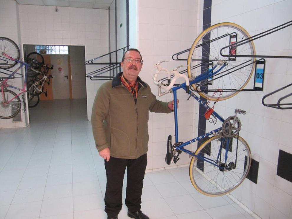 José Antonio Sánchez, en su aparcabicis en la calle Alicante