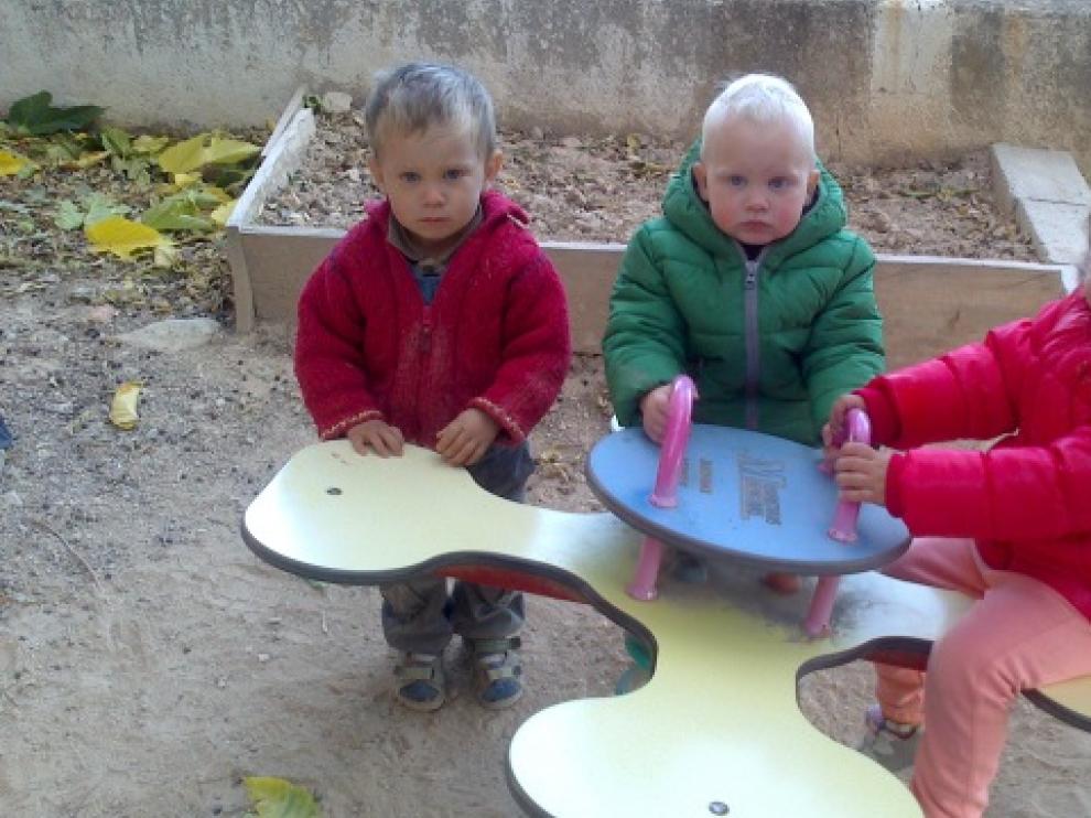 Eytan (a la izquierda) y Leire empezar la escuela el próximo curso. Arlo entrará para el curso 2015-2016. Son el futuro de Lledó.