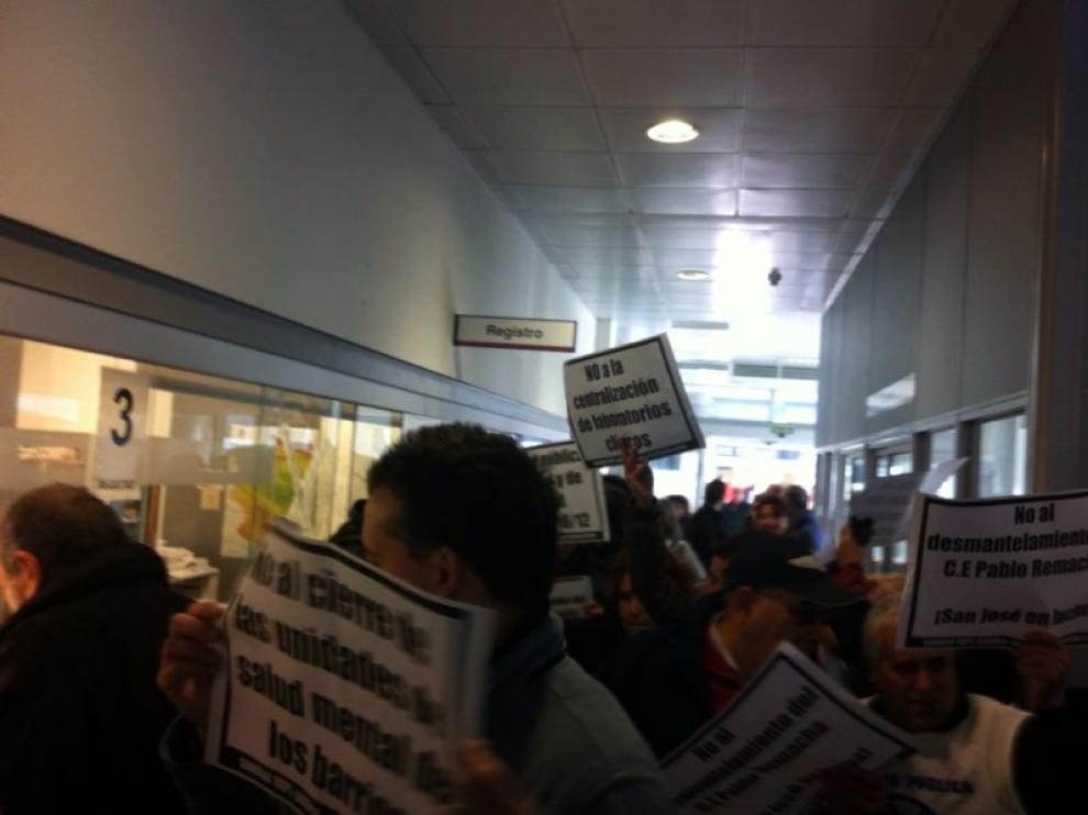 Los manifestantes han entrado en la Consejería para mostrar su rechazo.