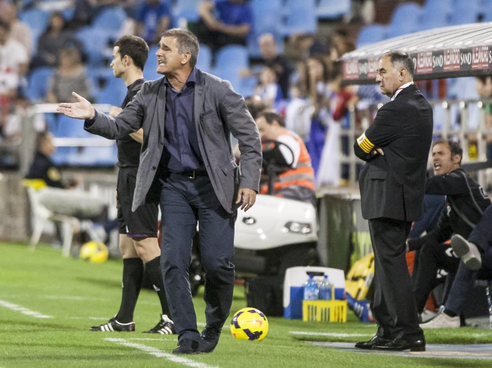 PAco Herrera, entrenador del Real Zaragoza, da indicaciones en un partido