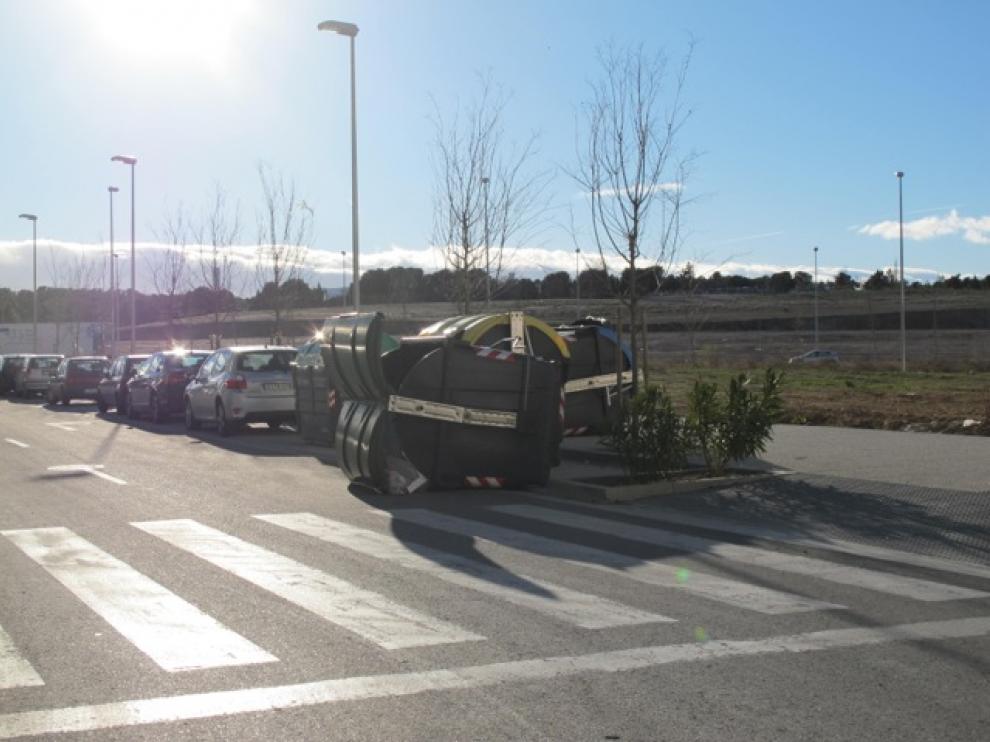 En diversos puntos de la ciudad el cierzo y los contenedores suponen una combinación peligrosa