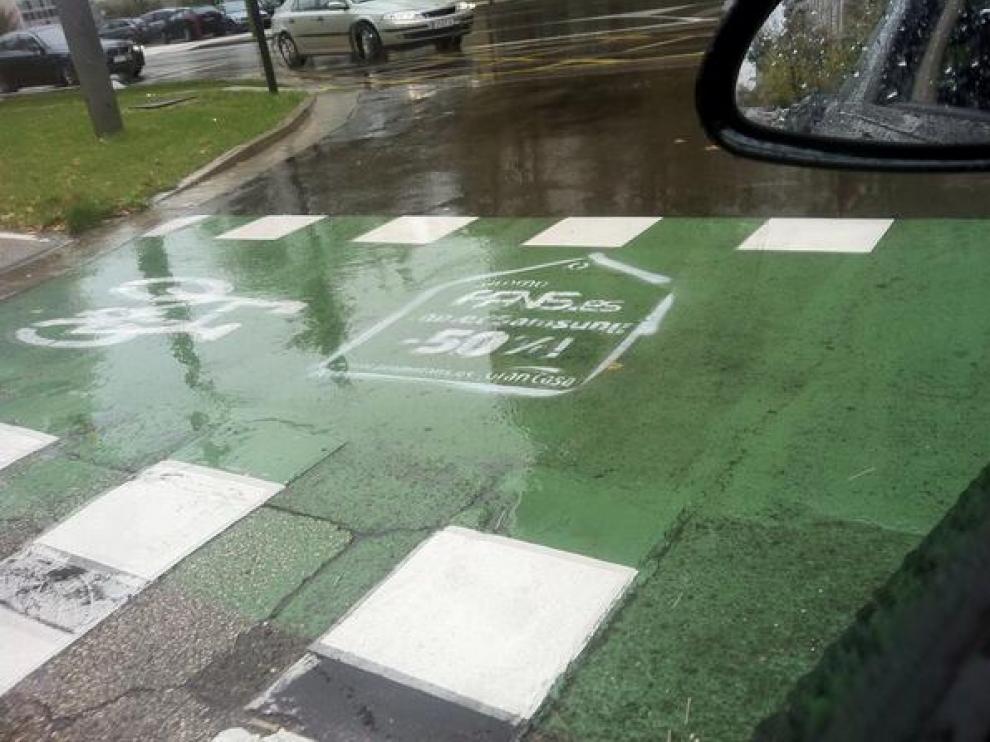 Pintada en el carril bici, junto al centro comercial.