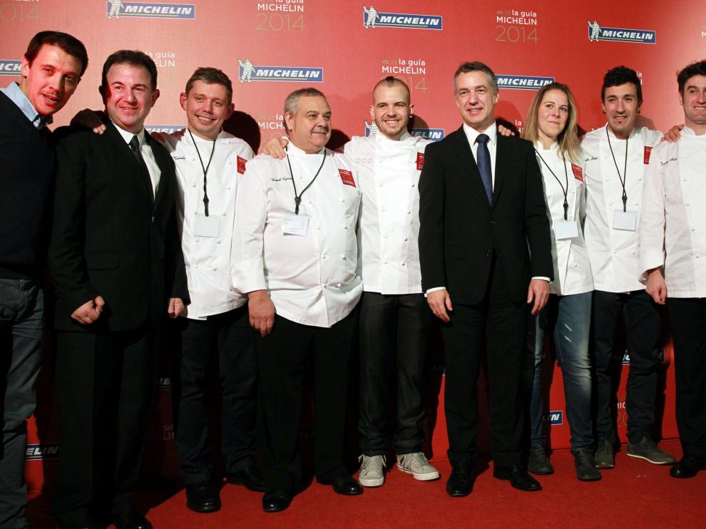 El lehendakari Iñigo Urkullu posa junto a los cocineros con estrella Michelin durante la gala de este miércoles en el Museo Guggenheim