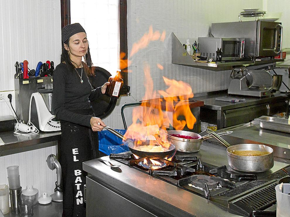 María José Meda, preparando un flambeado en la cocina