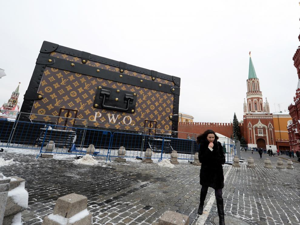 El Kremlin pide que se retire de la Plaza Roja un 'baúl' gigante