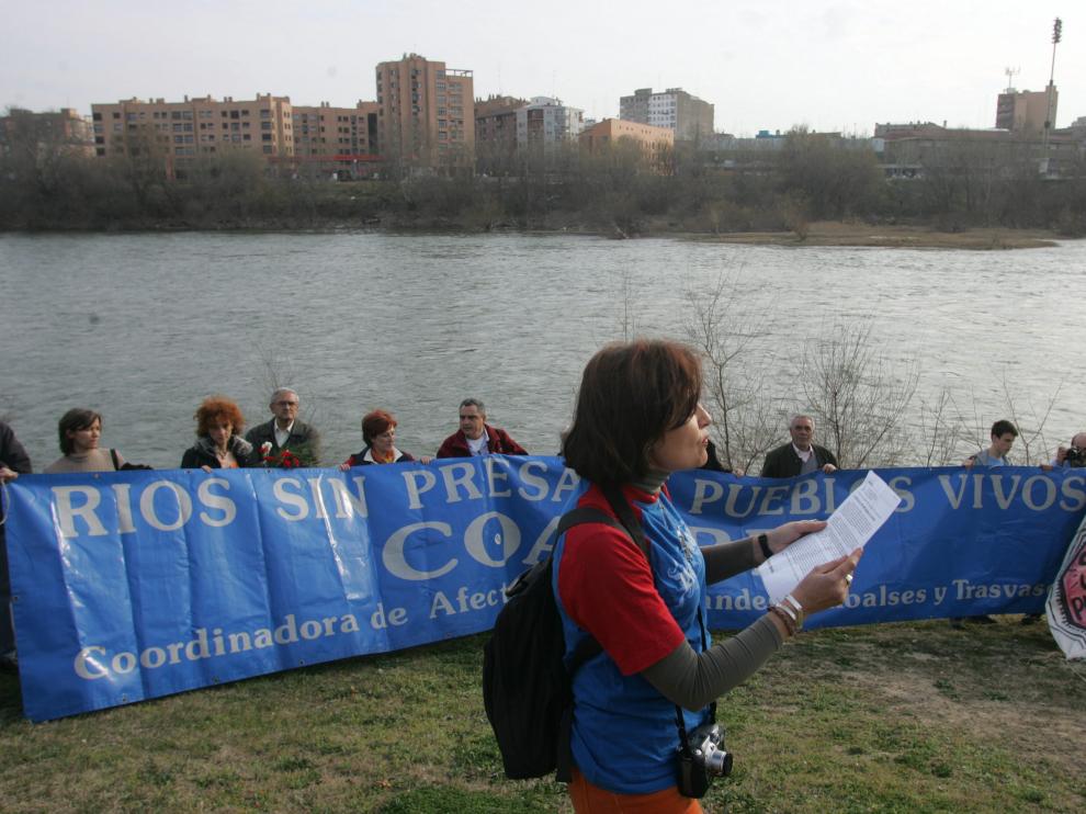 Protesta contra los trasvases junto al Ebro