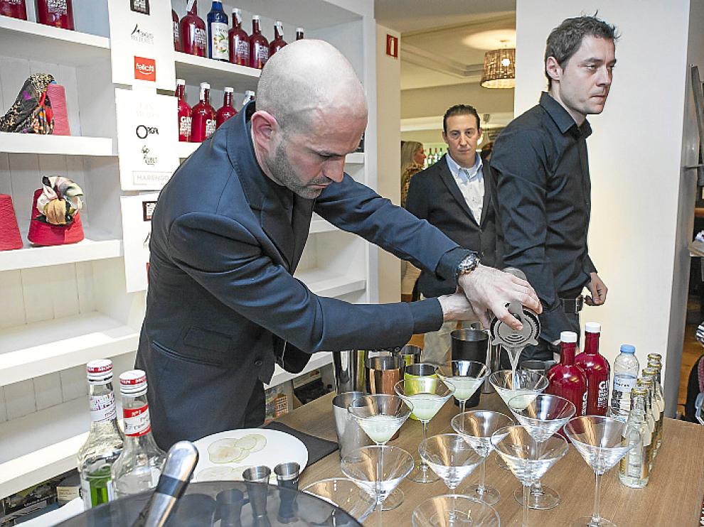 Luis Ibáñez, campeón coctelero, preparando uno de los combinados