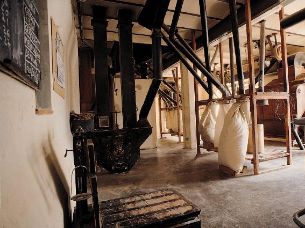 Dentro de la Maltería se puede admirar la valiosa maquinaria de madera, accionada por poleas de cinta, destinada a limpiar, seleccionar y calibrar la cebada.