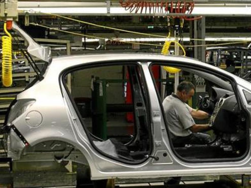 Un trabajador en la cadena de montaje de GM