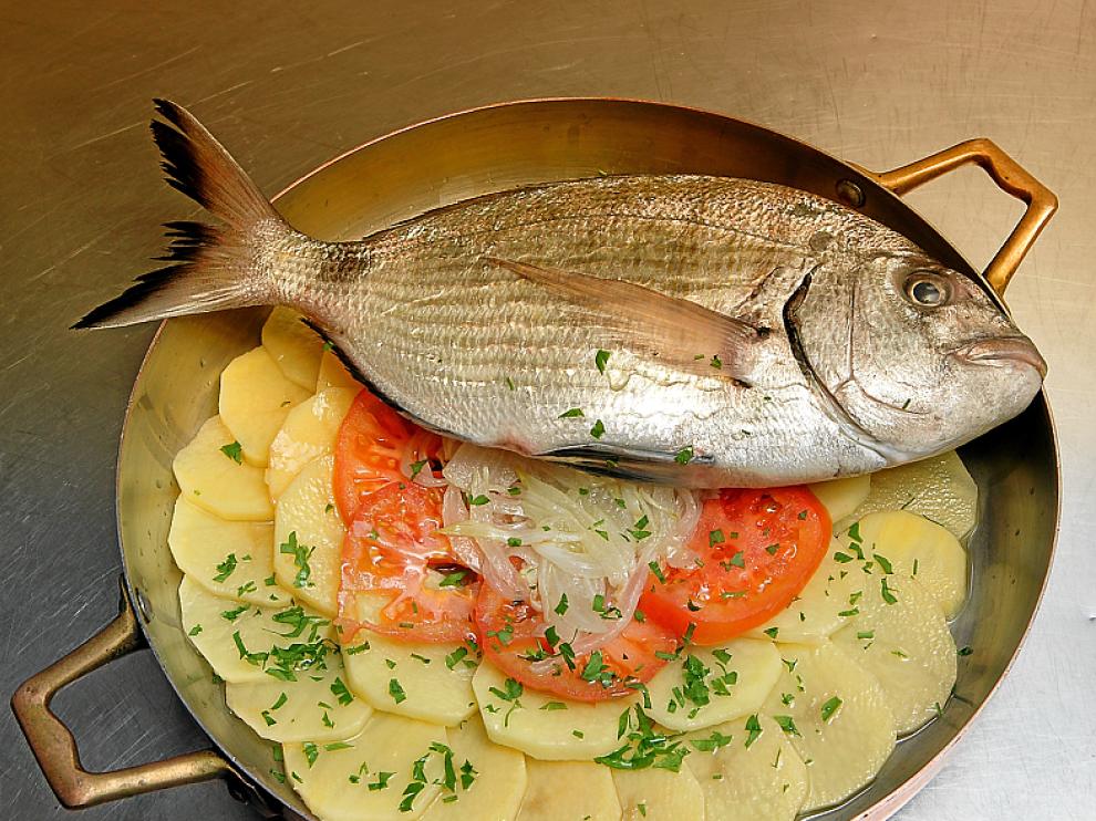 Los expertos aconsejan elegir carne o pescado al horno como plato principal.