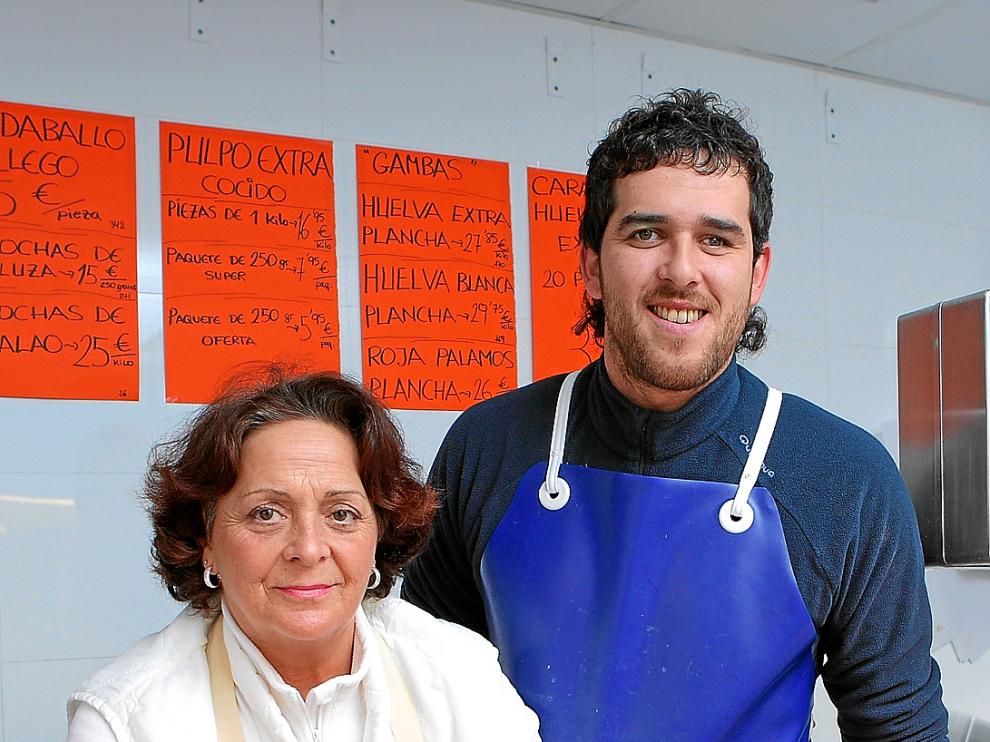 Consuelo Casanova y Darío Bernad, en la pescadería La Mar, de Zaragoza