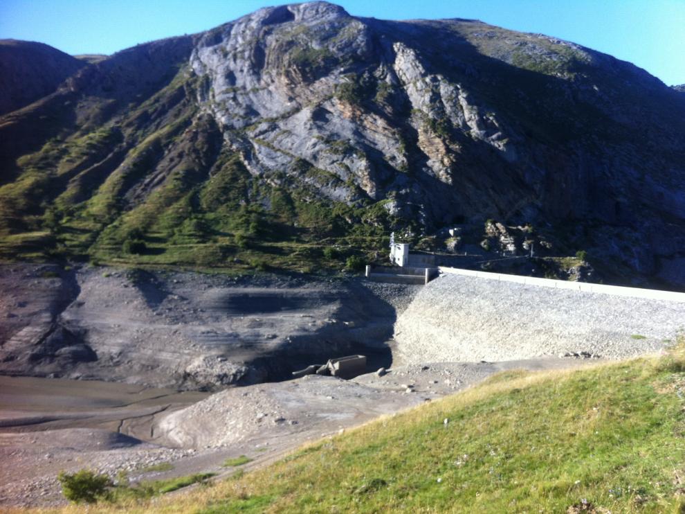 Aspecto del embalse de Escarra tras su vaciado