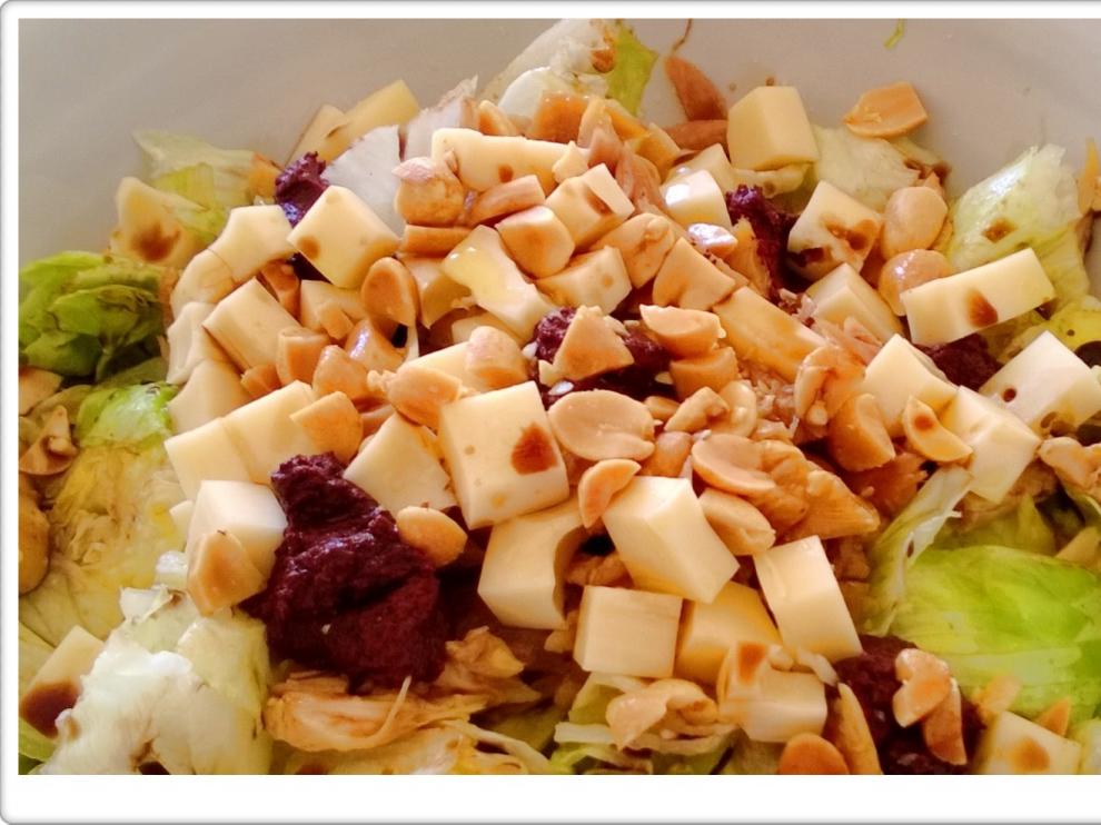 Ensalada de cacahuetes con paté de olivas negras