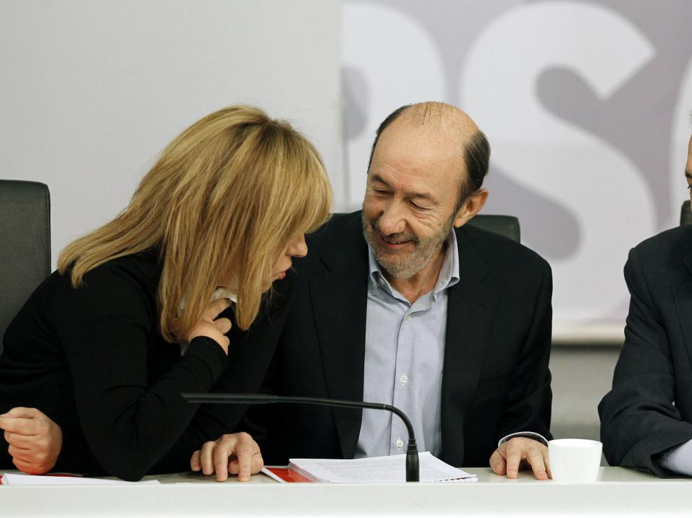 El secretario general del PSOE, Alfredo Pérez Rubalcaba (c), junto al presidente del PSOE, José Antonio Griñán (d), y la vicesecretaria general, Elena Valenciano