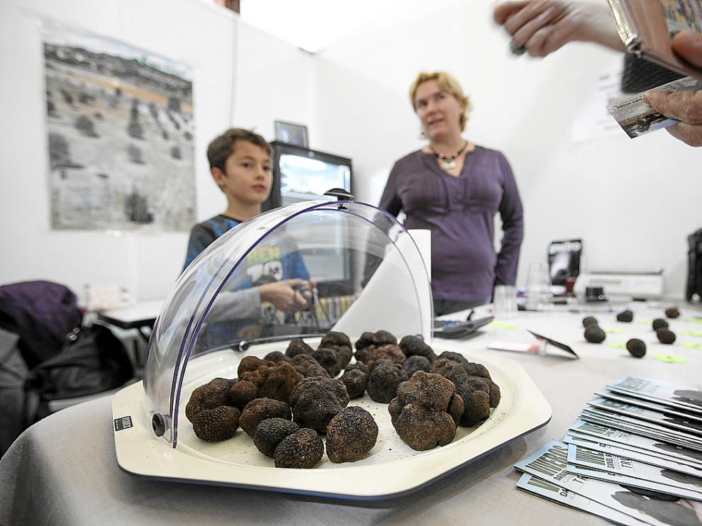Las trufas son el producto principal en todos los expositores de la Feria de Sarrión