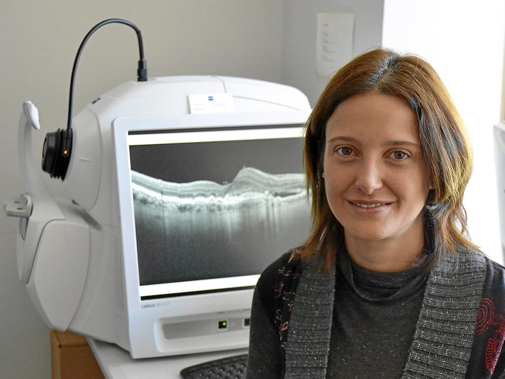 Elena García, junto a una de las máquinas que permiten observar el nervio óptico, en el Miguel Servet