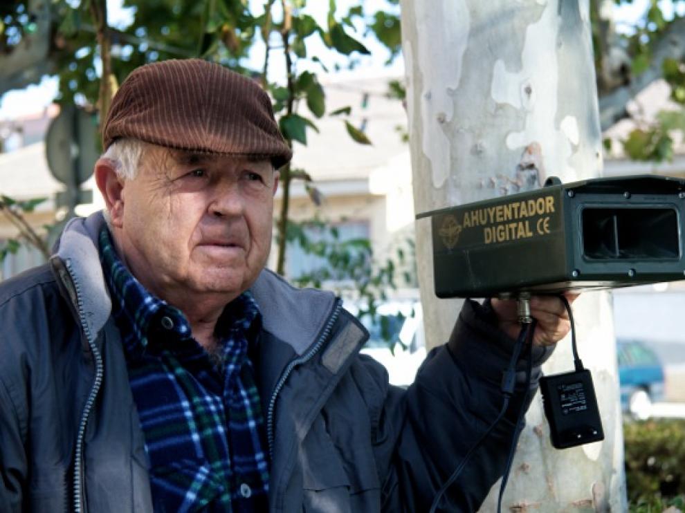 José Penco controla uno de los ahuyentadores de estorninos