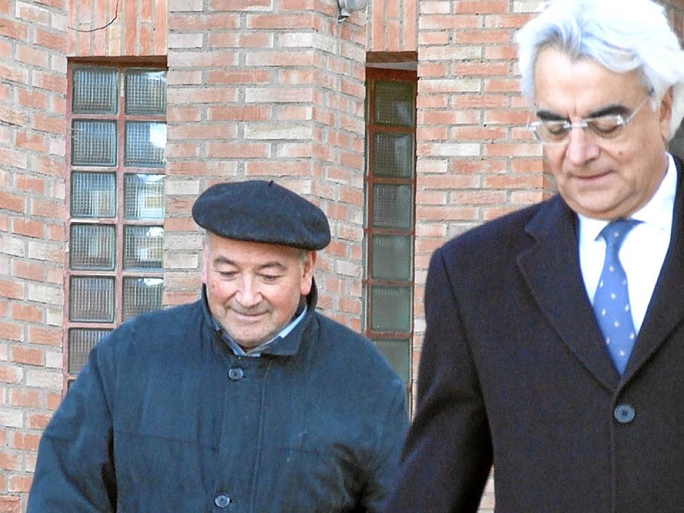 Florencio Garcés, junto a su abogado, Enrique Trebolle