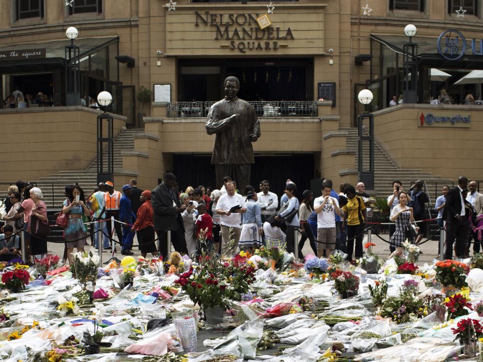 Flores para Mandela en una plaza de Johannesburgo