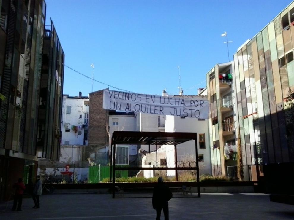Pancartas de los inquilinos de Zaragoza Vivienda
