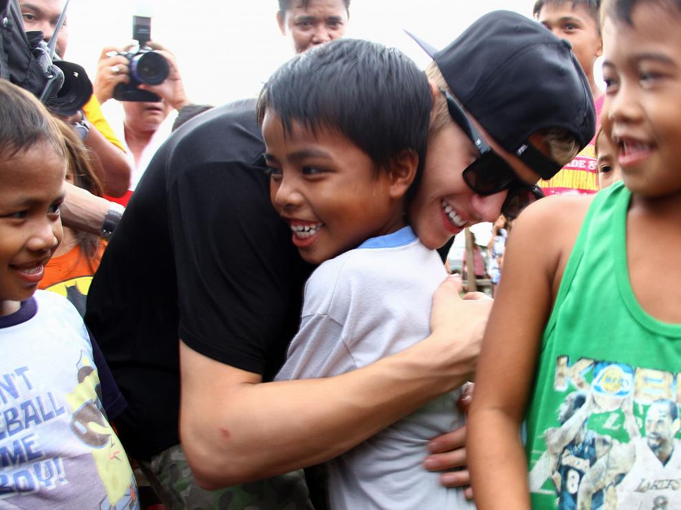 Justin Bieber abrazando a niños filipinos