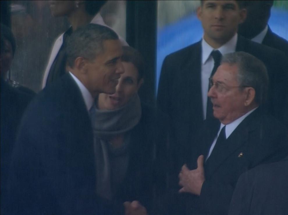 Obama y Raúl Castro se dan la mano