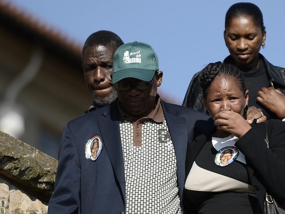 Una mujer llora tras despedirse del cuerpo de Mandela