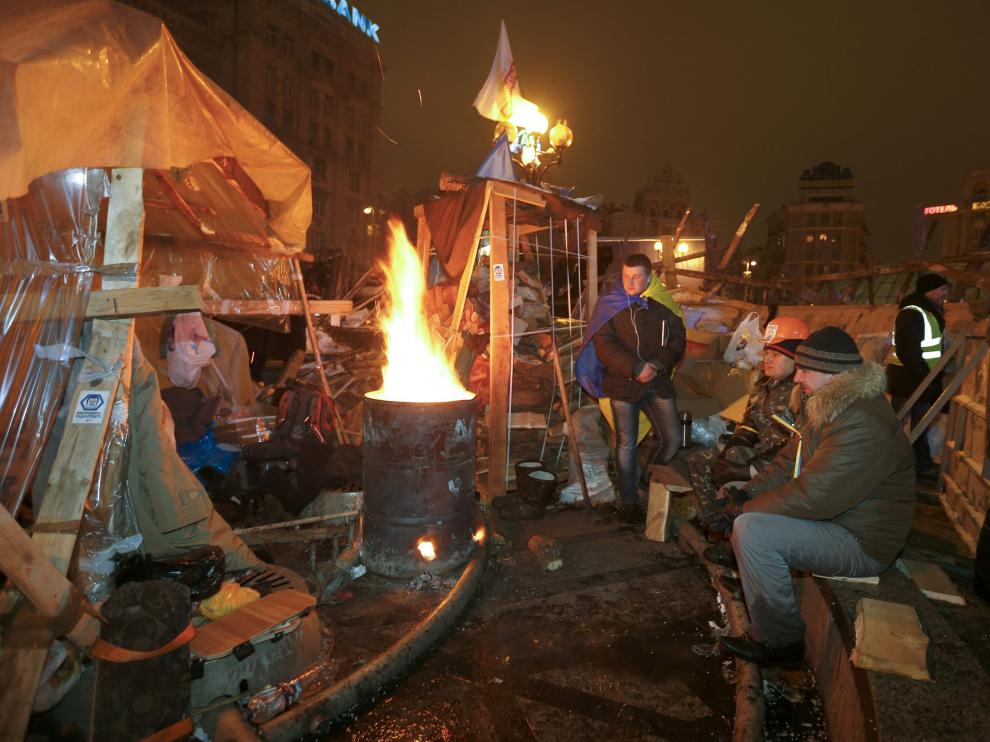 Los manifestantes luchan contra el frío en las barricadas levantadas en Kiev