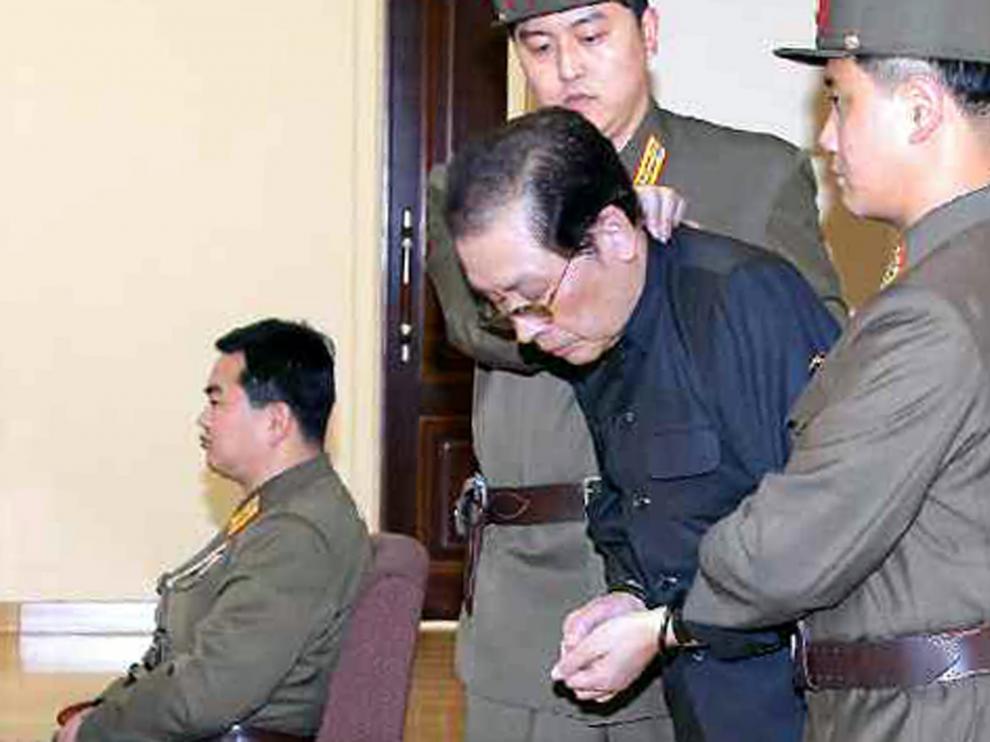 Jang Song-thaek, esposado, antes de ser ejecutado