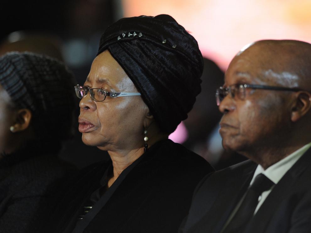 Graça Machel, viuda de Mandela, junto al presidente sudafricano Jacob Zuma