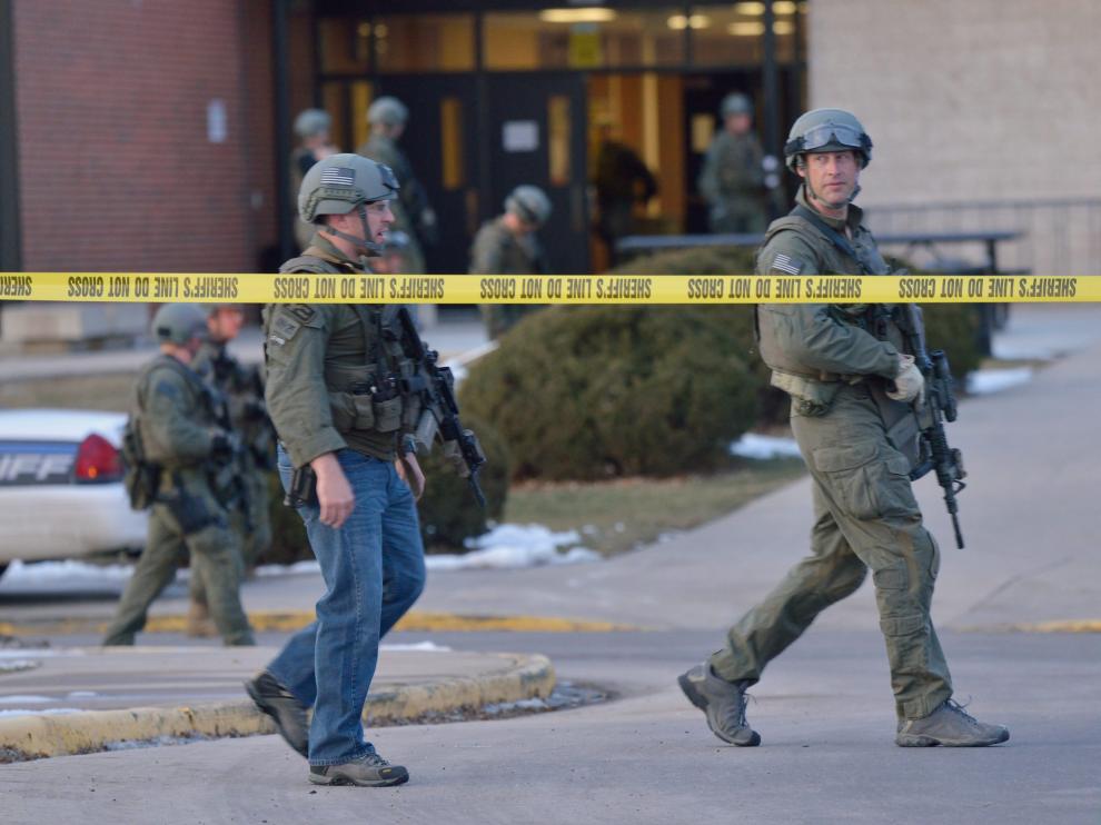 Un equipo de los Swat rodea el colegio de Denver donde tuvo lugar un tiroteo este viernes