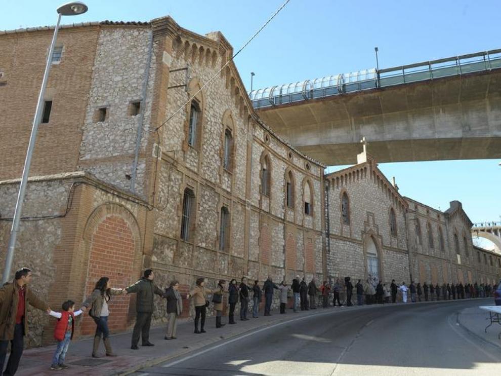 Una cadena humana rodeó el asilo de San Julián en Teruel