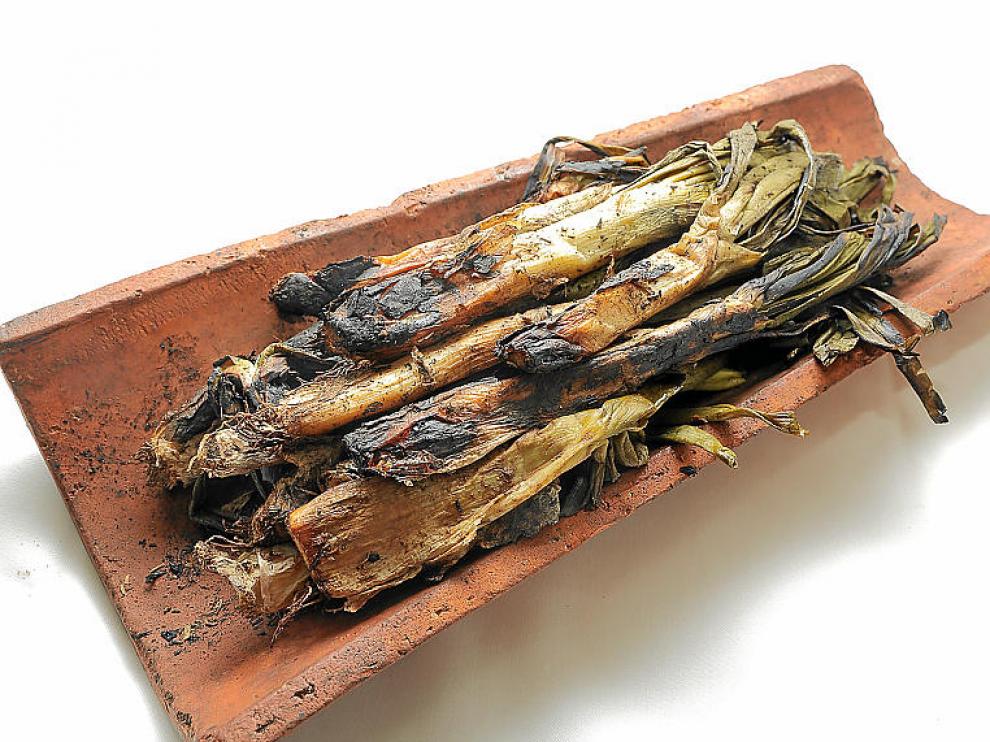 Calçots al horno con salsa romesco