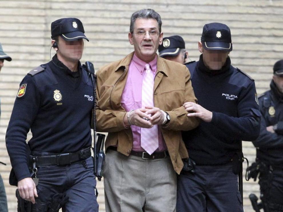 Antonio Losilla, escoltado por la policía