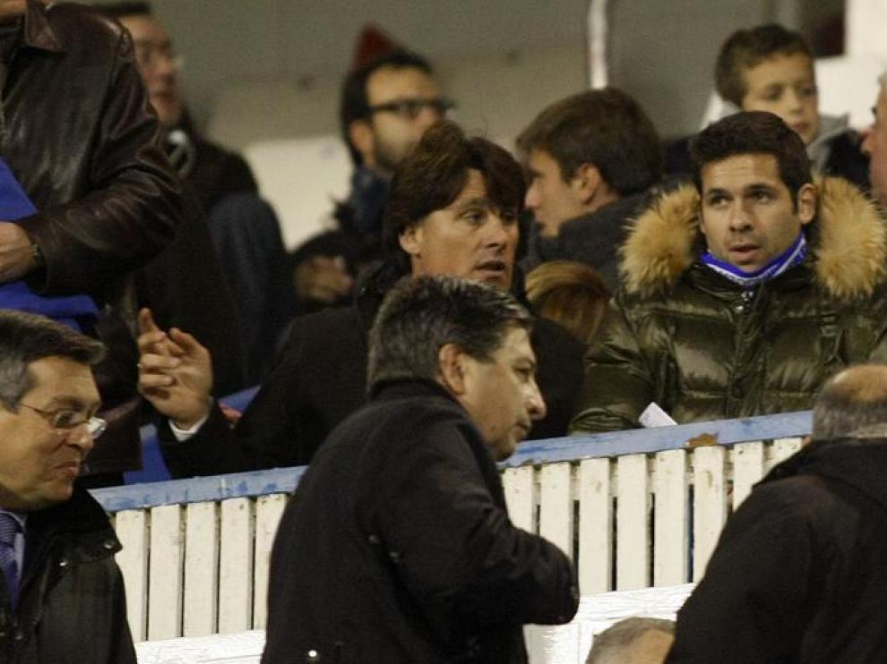 Arzo, junto a Moisés García León, en la grada