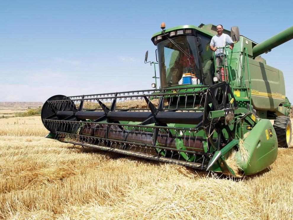 Una cosechadora, en un campo oscense
